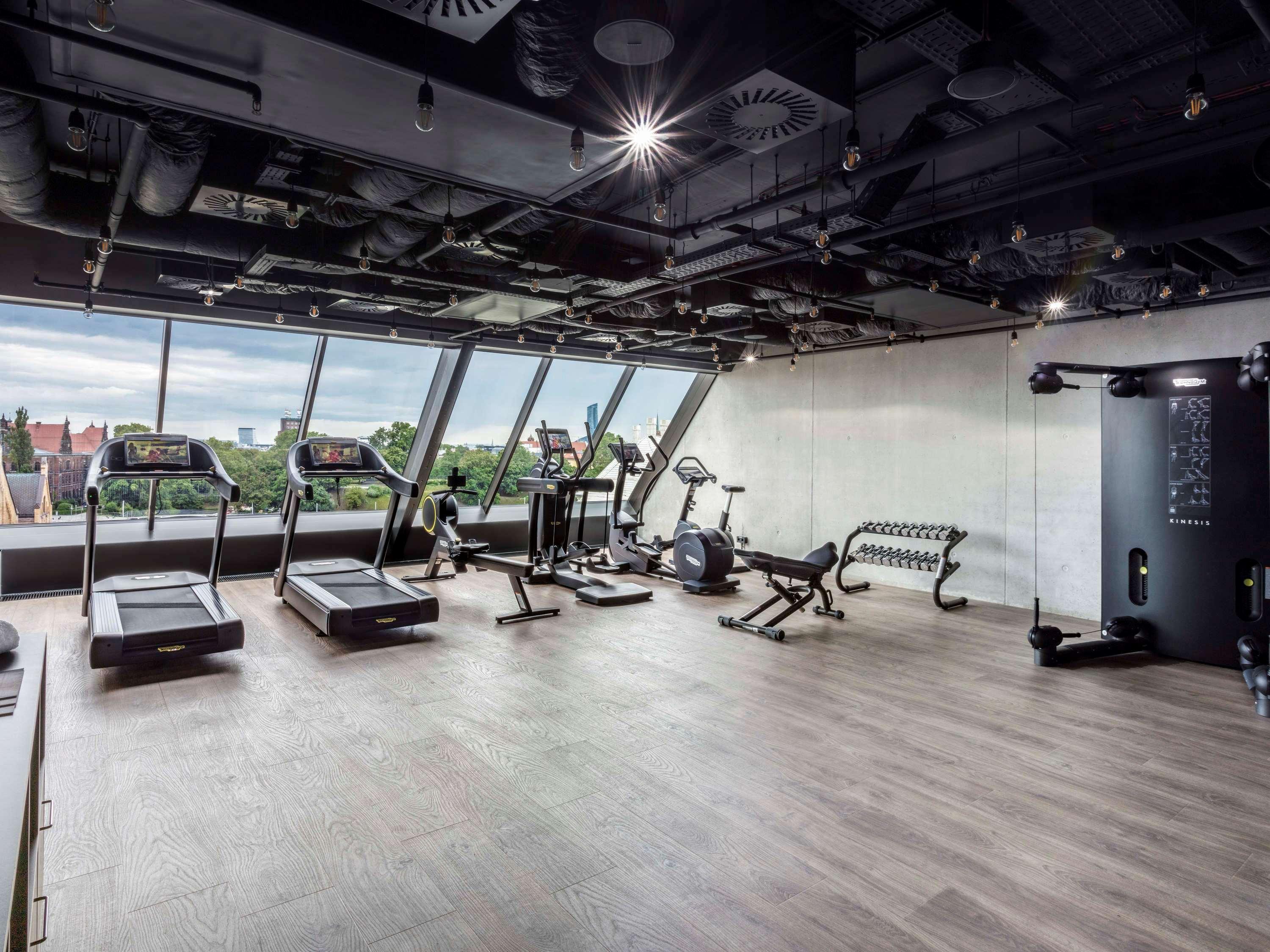 เดอะ บริดจ์ วรอตซวาฟ - เอ็มแกลเลอรี Hotel ภายนอก รูปภาพ The gym at the top of the building