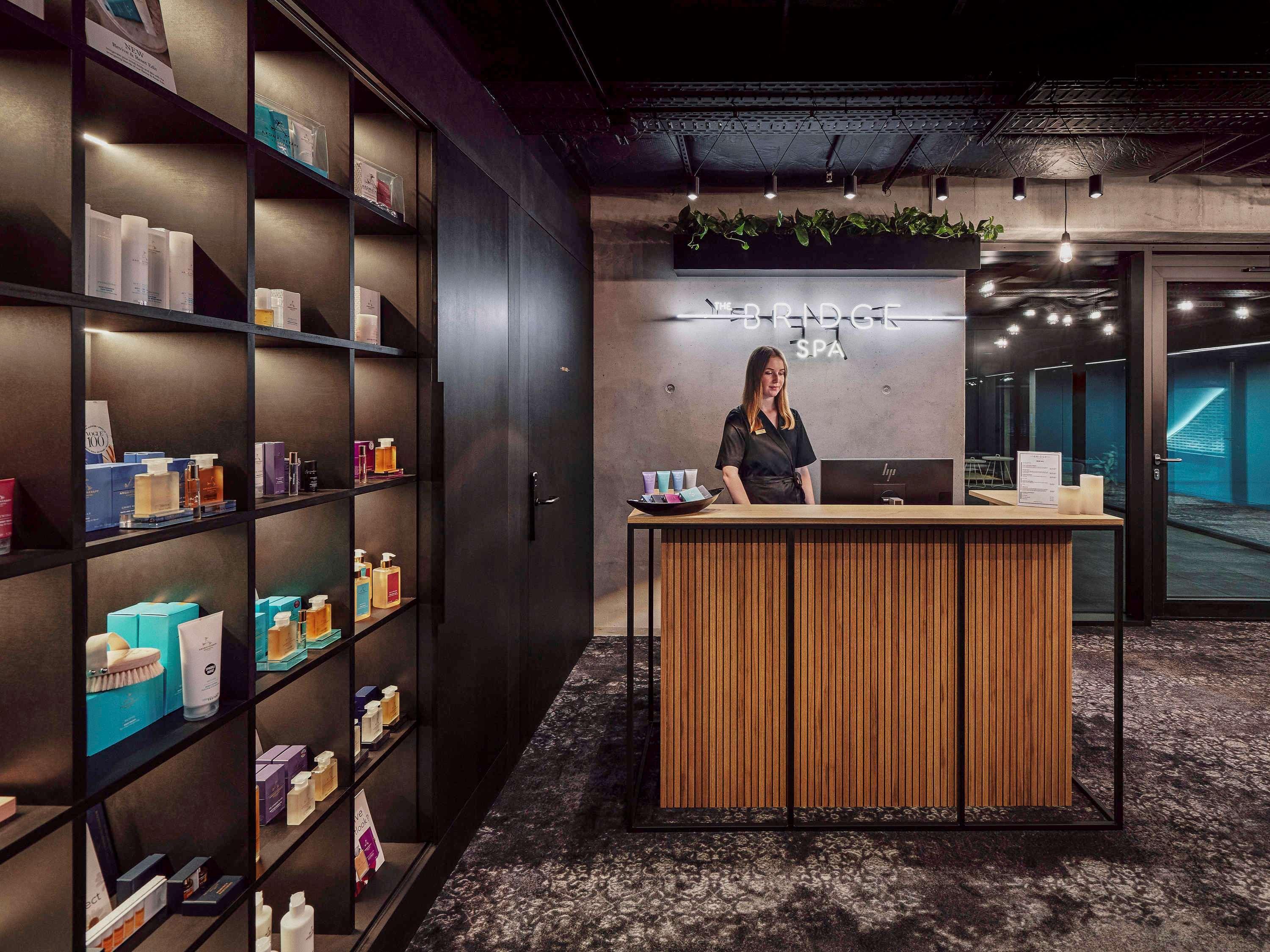 เดอะ บริดจ์ วรอตซวาฟ - เอ็มแกลเลอรี Hotel ภายนอก รูปภาพ The reception area at the 2018-opened store in Berlin