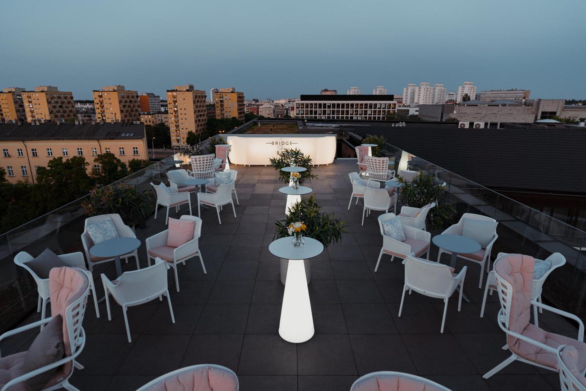 เดอะ บริดจ์ วรอตซวาฟ - เอ็มแกลเลอรี Hotel ภายนอก รูปภาพ The rooftop of the hotel