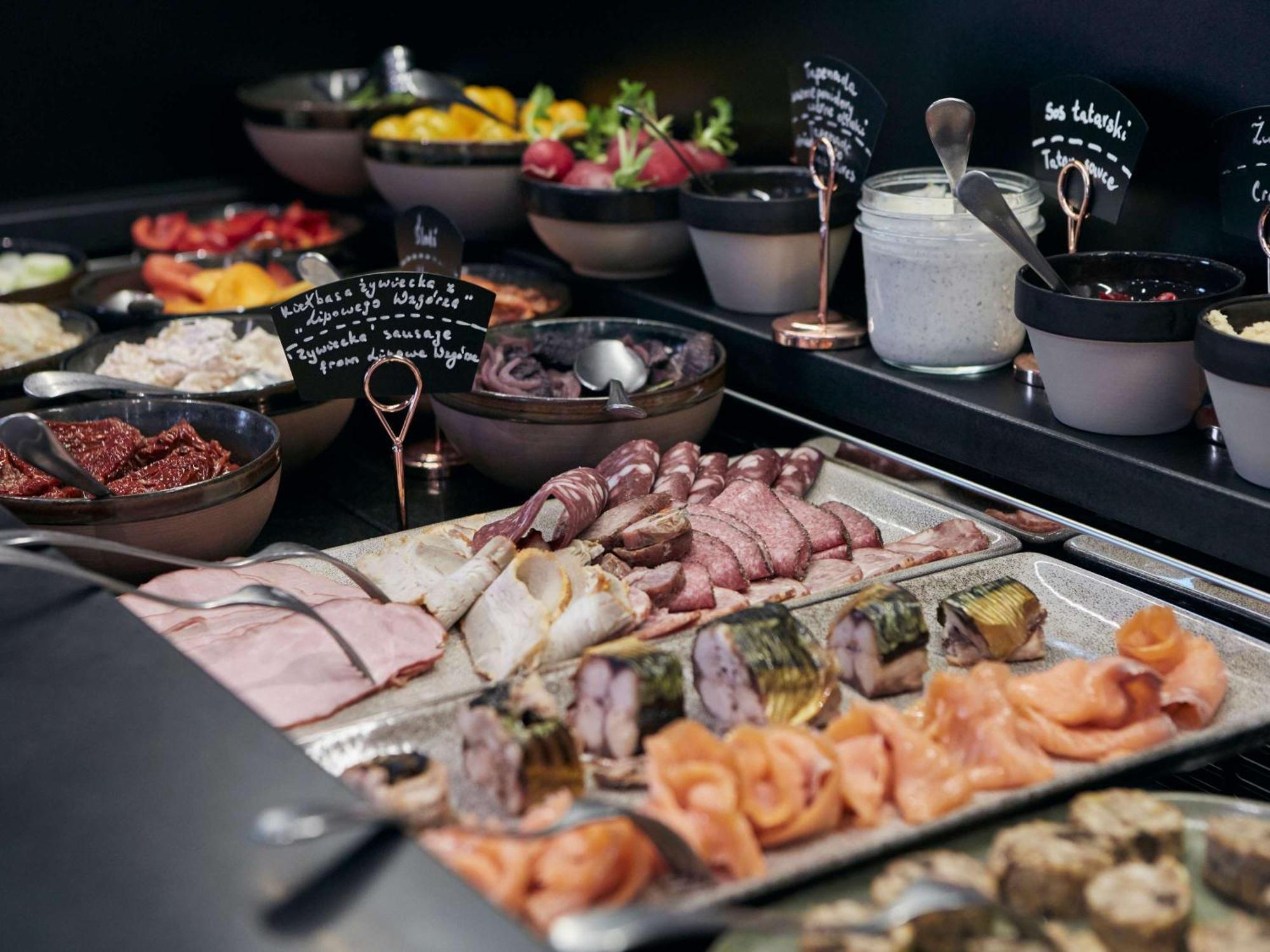 เดอะ บริดจ์ วรอตซวาฟ - เอ็มแกลเลอรี Hotel ภายนอก รูปภาพ A buffet at a restaurant