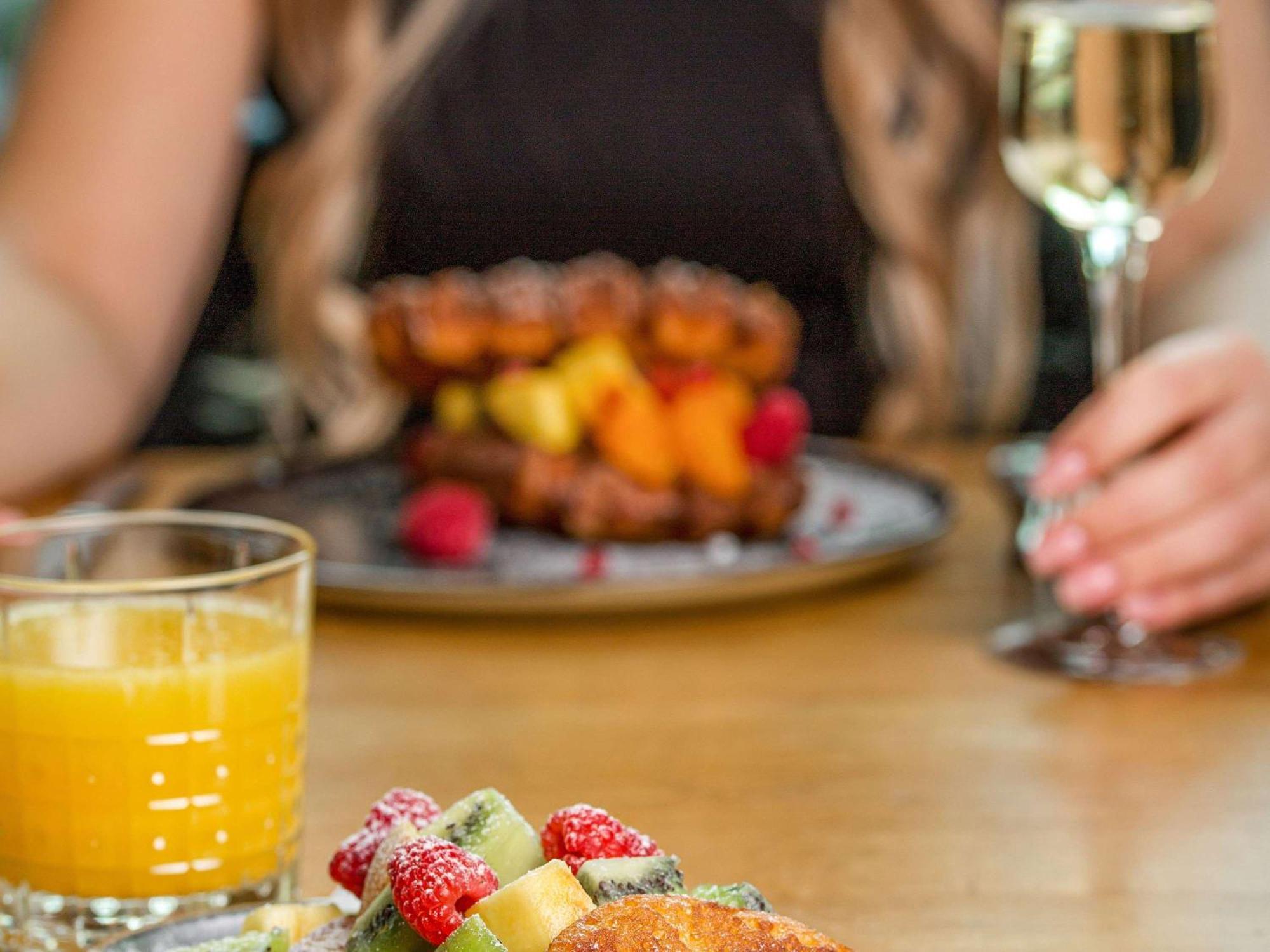 เดอะ บริดจ์ วรอตซวาฟ - เอ็มแกลเลอรี Hotel ภายนอก รูปภาพ A woman eating a fruit salad