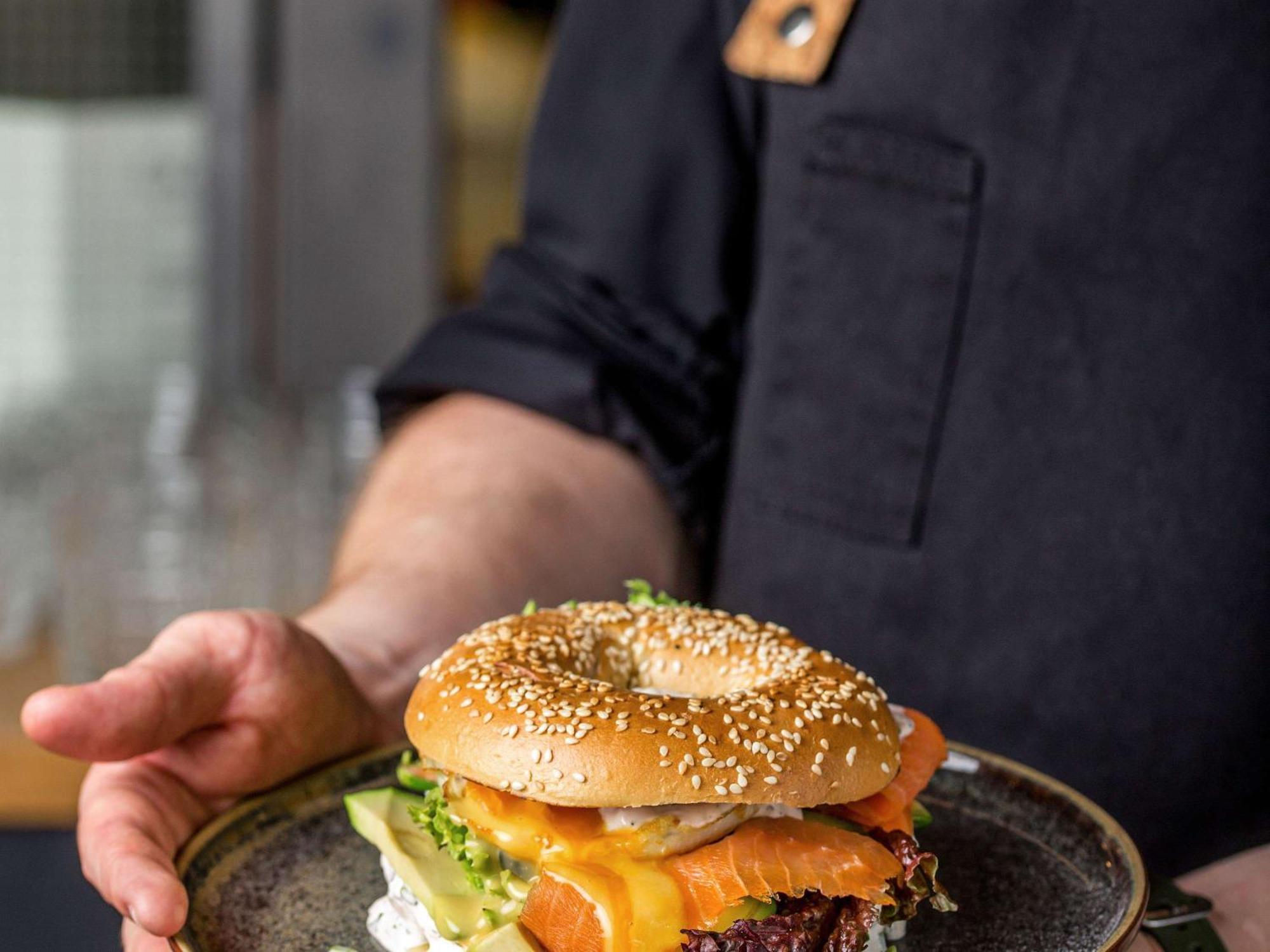เดอะ บริดจ์ วรอตซวาฟ - เอ็มแกลเลอรี Hotel ภายนอก รูปภาพ A bagel with cream cheese and lox
